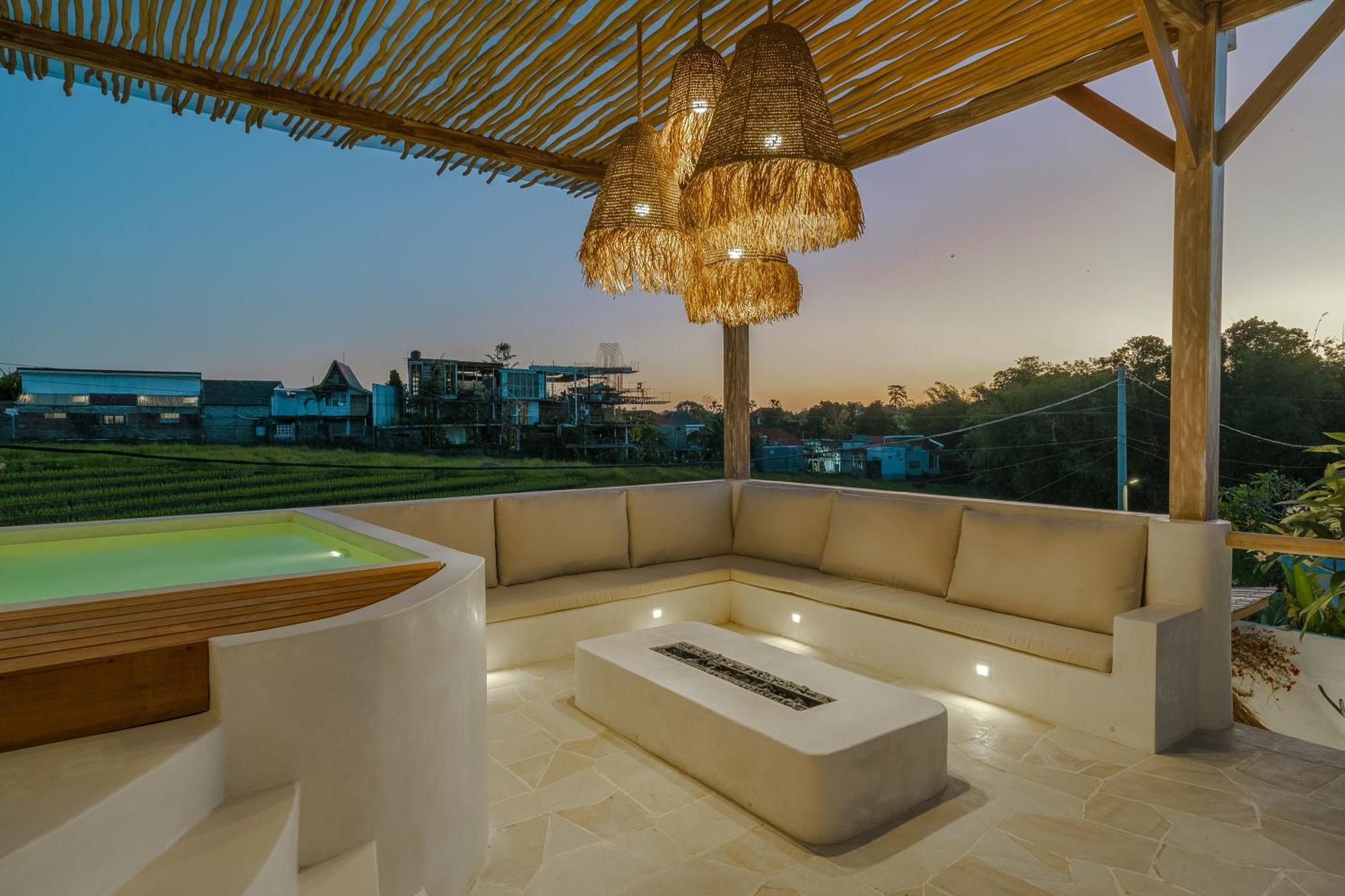 Paca - Rooftop, Outdoor Cinema & 2 Pools Overlooking Rice Fields Villa Canggu