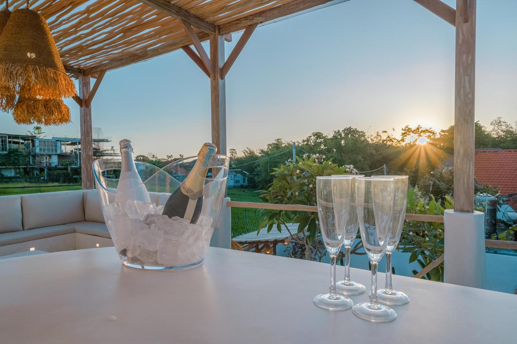 Villa Paca - Rooftop, Outdoor Cinema & 2 Pools Overlooking Rice Fields